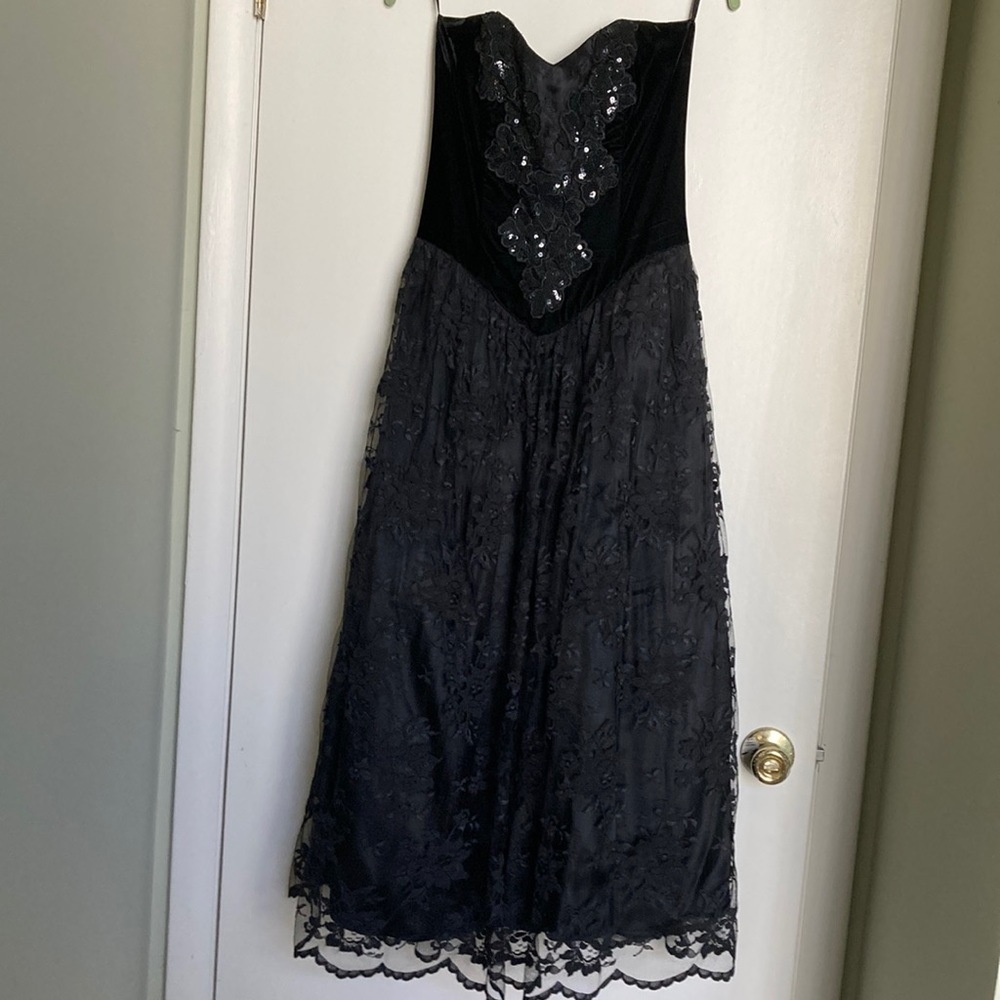 Sleeveless size 0? dress (what I can see from the tag). Velvet black bow in back